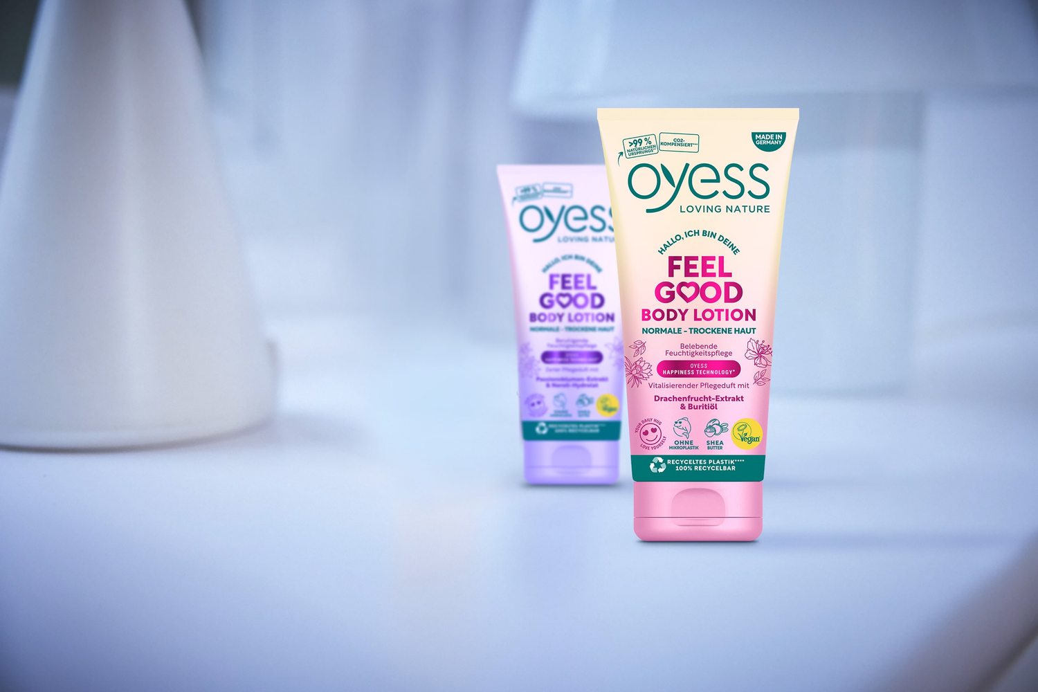Ein Foto von zwei Tuben Bodylotion, die auf einem Nachttisch stehen.