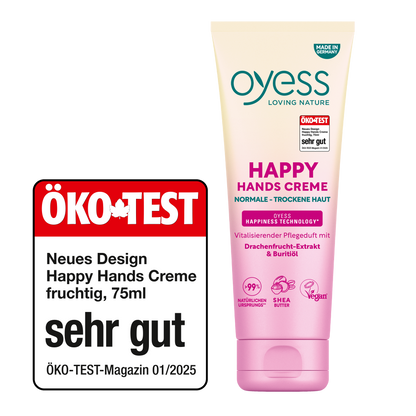 Die Vorderseite der Kuststofftube in einem creme-zu-pink Verlauf mit dem Oyess Logo und den Informationen zur Handcreme mit Drachenfrucht-Extrakt und Buritiöl zusammen mit dem Öko-Test-Siegel sehr-gut aus dem Magazin 01/2025